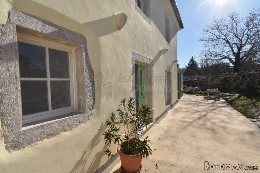 Renovirana kuća sa okućnicom od 1068m2! Otok Krk!