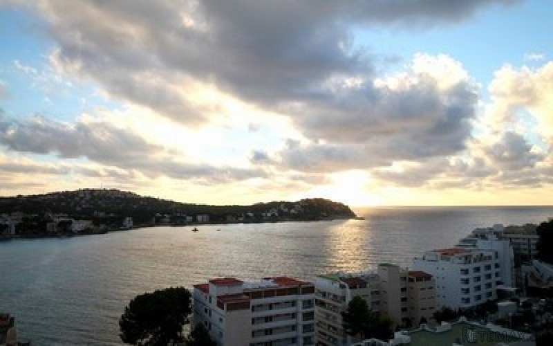 Large 4 bedroom apartment with sea..