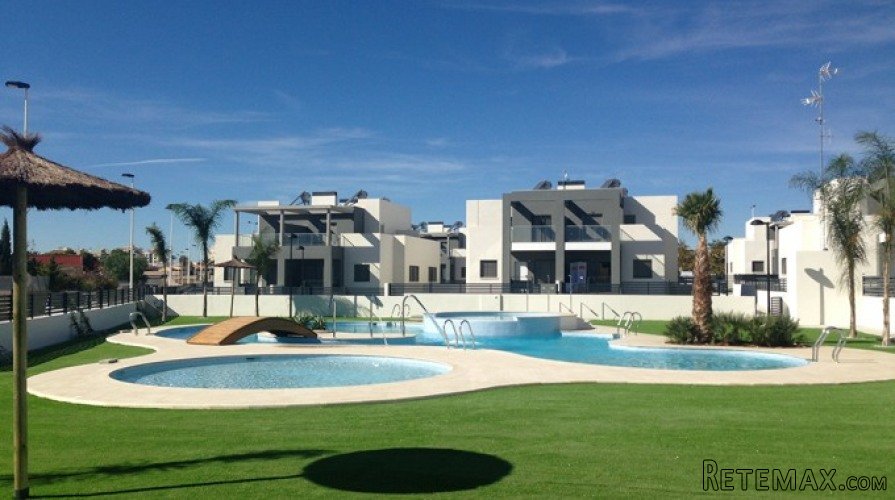 Nice quadstyle property with 3 bedrooms and 3 bathrooms... - 2