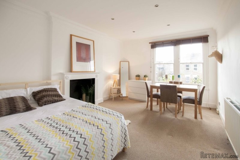 Single with double bed near Kilburn..