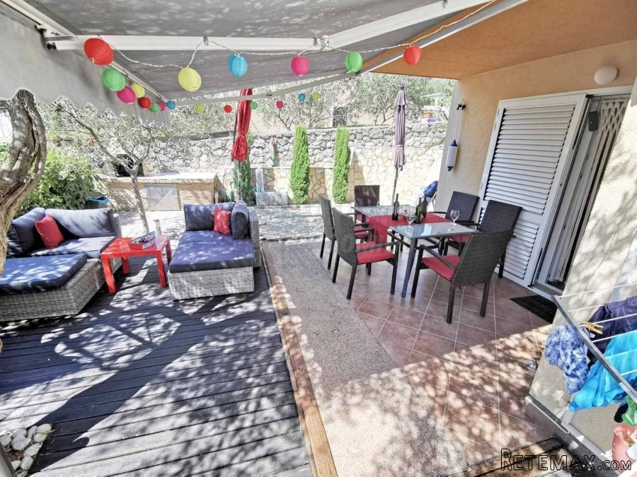 Prekrasan apartman u okolici grada Krka s okućnicom!