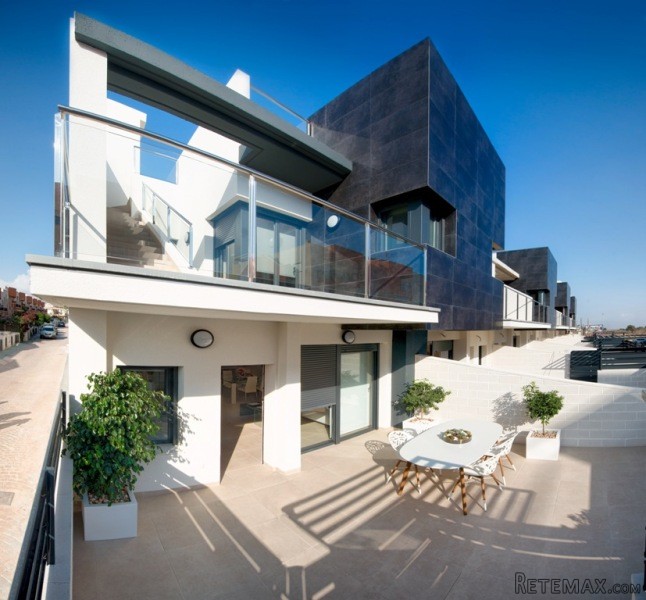 RS366, Townhouses with garage..