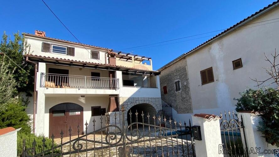 Sveti Lovreč okolica, kuća u nizu s bazenom