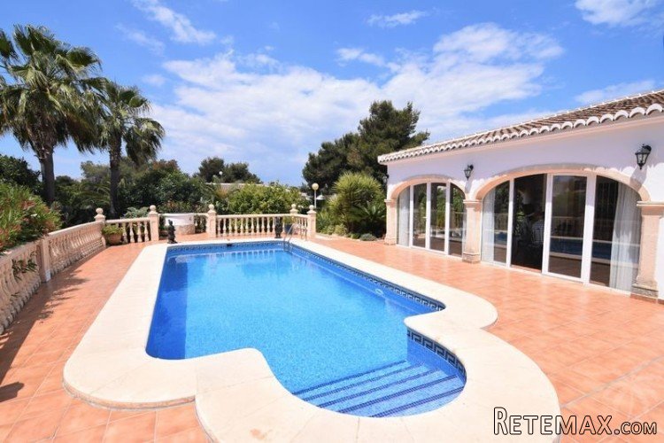 South facing villa on one floor, built in 2000 and is.. - 2