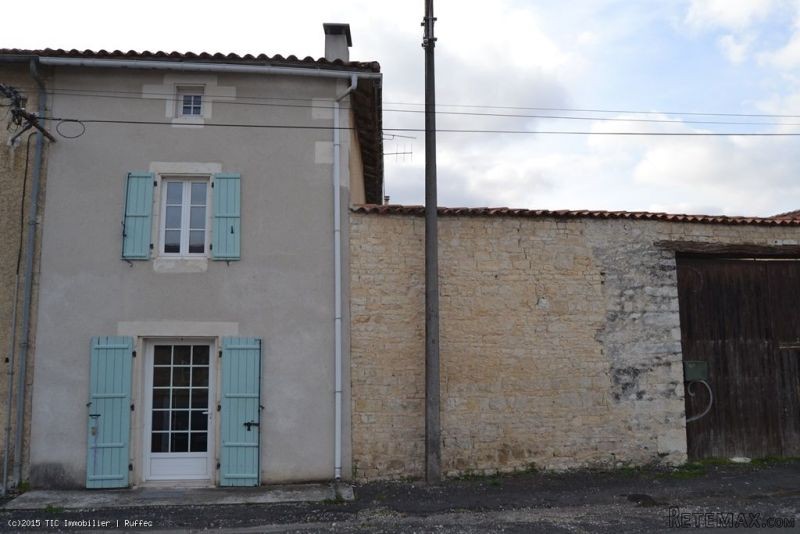 3 Bed House With Large Walled Courtyard..