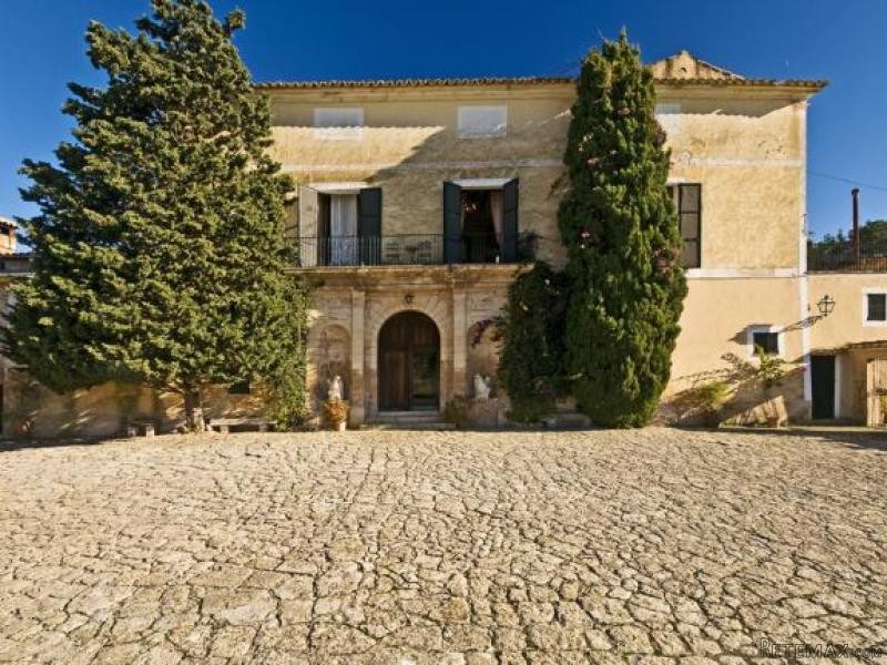 Grand Manor Residence With Antique Oil..