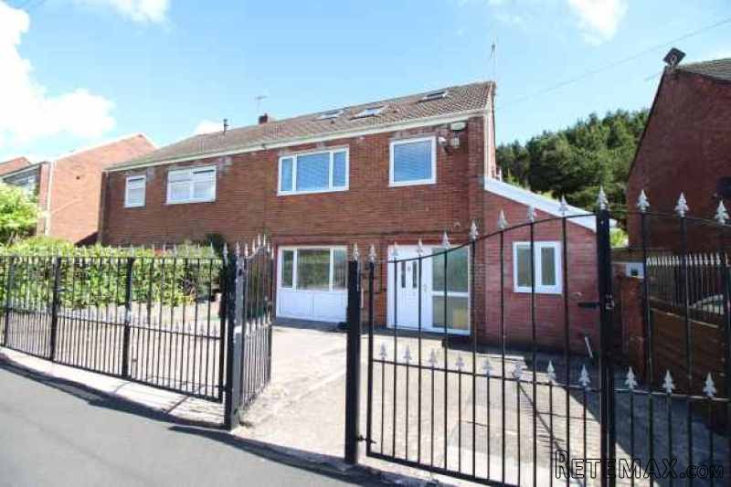 4 bedroom, Semi-detached House house..