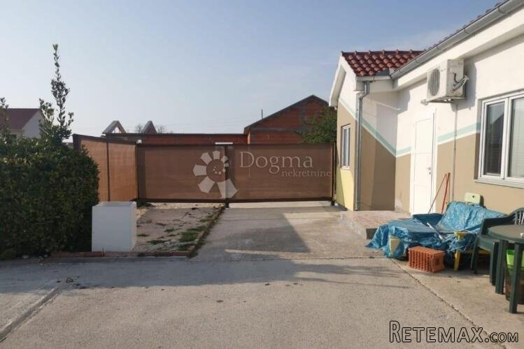 Kuća s velikim terenom i dodatnim građevinskim zemljištem uz