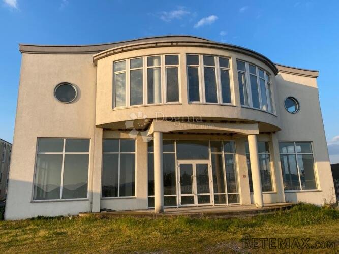 Najam-izuzetna hala 1350 m2u Sl.Brodu!