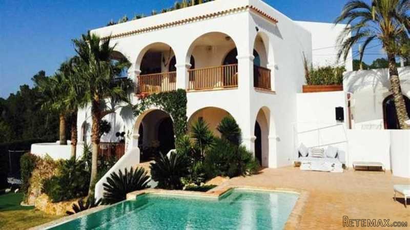 Villa with direct access to the sea