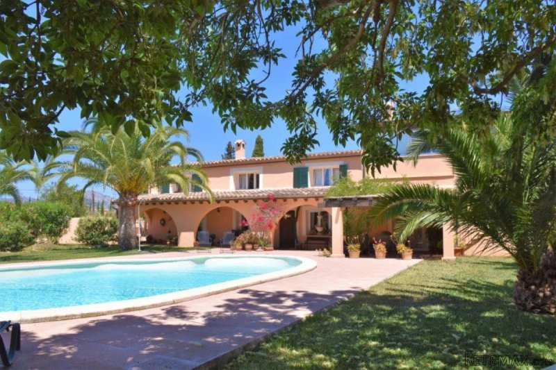 Great country home with 3 houses, pool..
