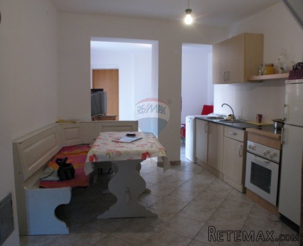 ISTRA, ŠIŠAN KAMENA KUĆA U NIZU NA MIRNOM MJESTU - 2