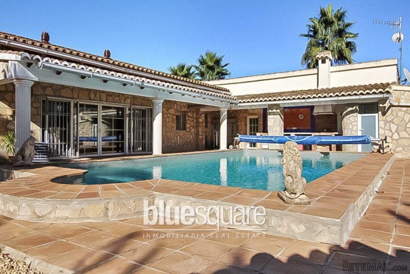 Immaculate 5 bedroom villa with 11300m2.. - 2