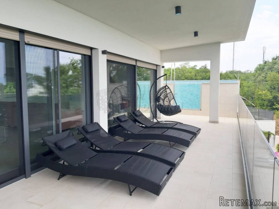 Luksuzni penthouse s krovnim bazenom i otvorenim pogledom..