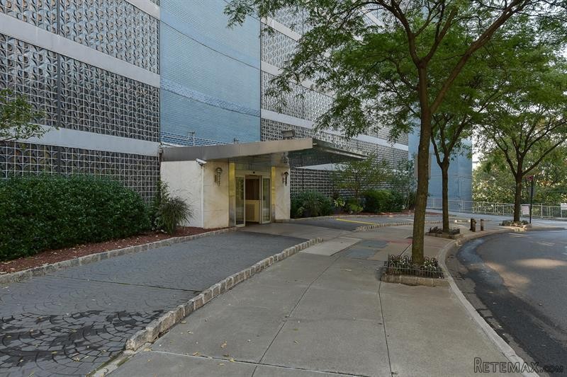 1 bedroom Commercial Property For Sale:..