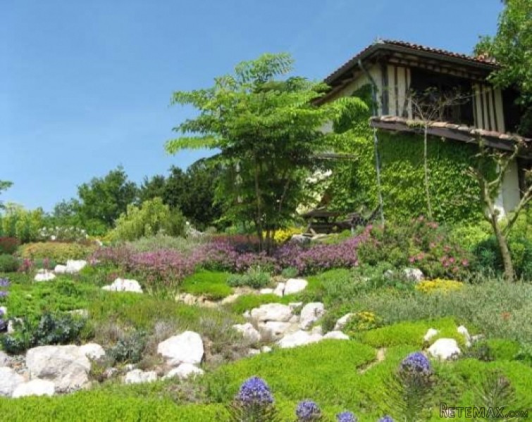 Charming hilltop cottage set in 4.. - 2