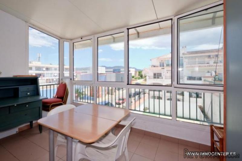 EMPURIABRAVA: Apartment with communal..