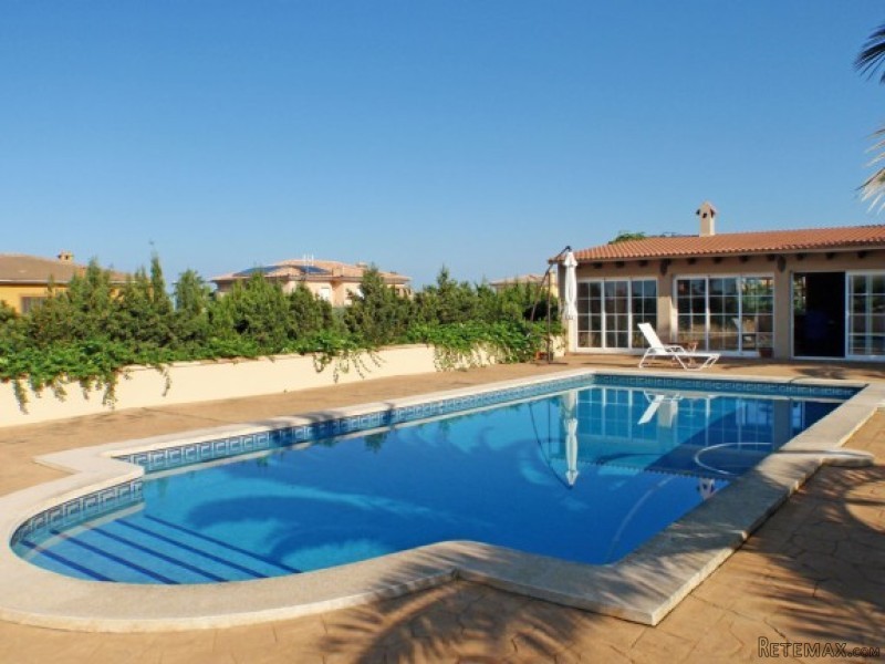 Beautiful Villa With Large Garden In Sa..