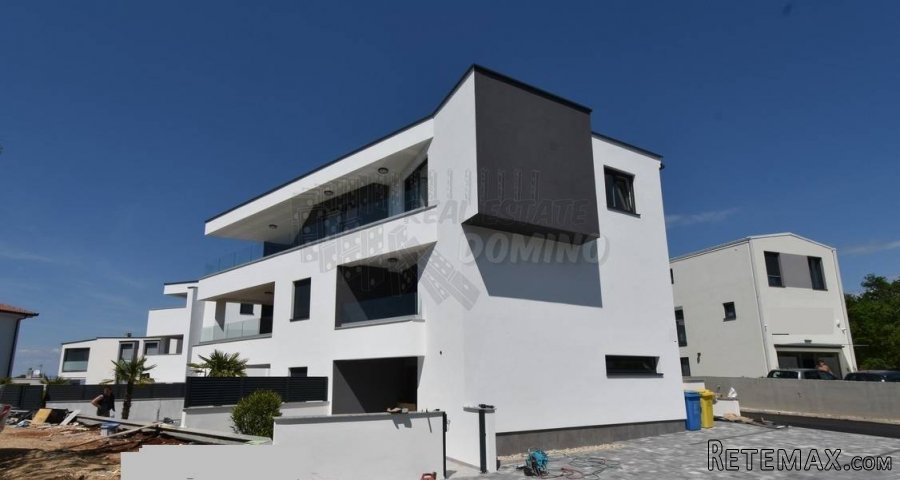 Njivice apartman na 400 m od mora, novogradnja!