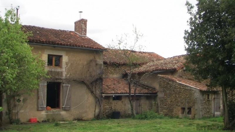 Fermette with 4 acres, half finished -..