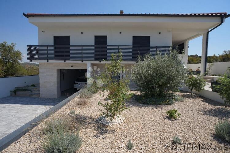 Luksuzna moderna vila s bazenom u Donjoj Jagodnji