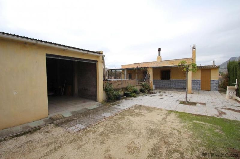 Detached country house with pool and..