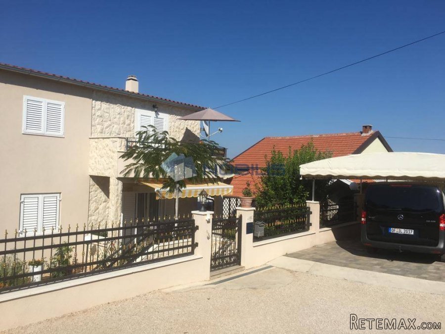 Šibenik, Vodice, 3 apartmana + suteren, vrt, parking mjesta - 2