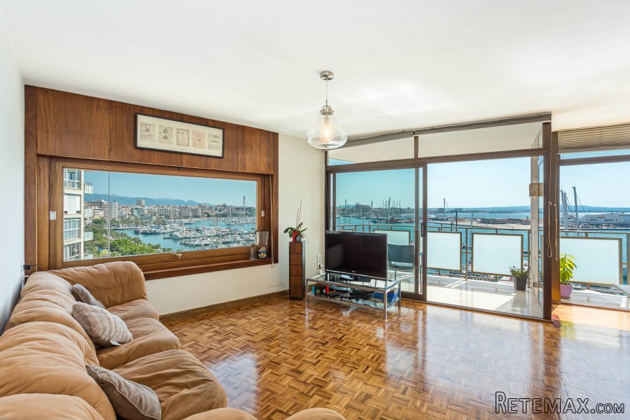 This spacious apartment is situated in a building next to.. - 2