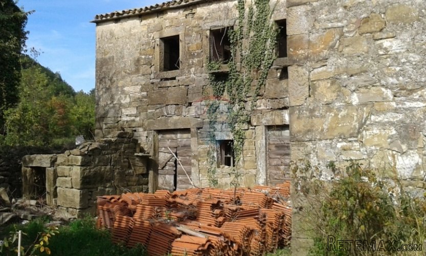 Buzet, ruševna kuća na prekrasnoj lokaciji