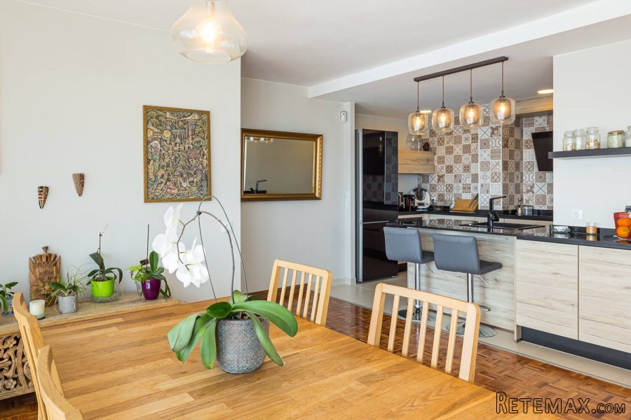 This spacious apartment is situated in a building next to.. - 3