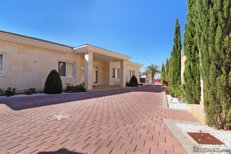 Luxury villa with panoramic sea views..