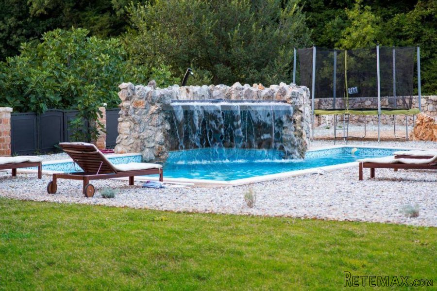 Šarmantna vila sa okućnicom od 3000m2 i bazenom!