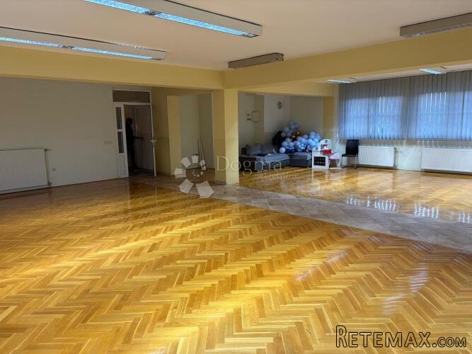 Iznajmljuje se funkcionalan poslovni prostor – Novi Marof, 1