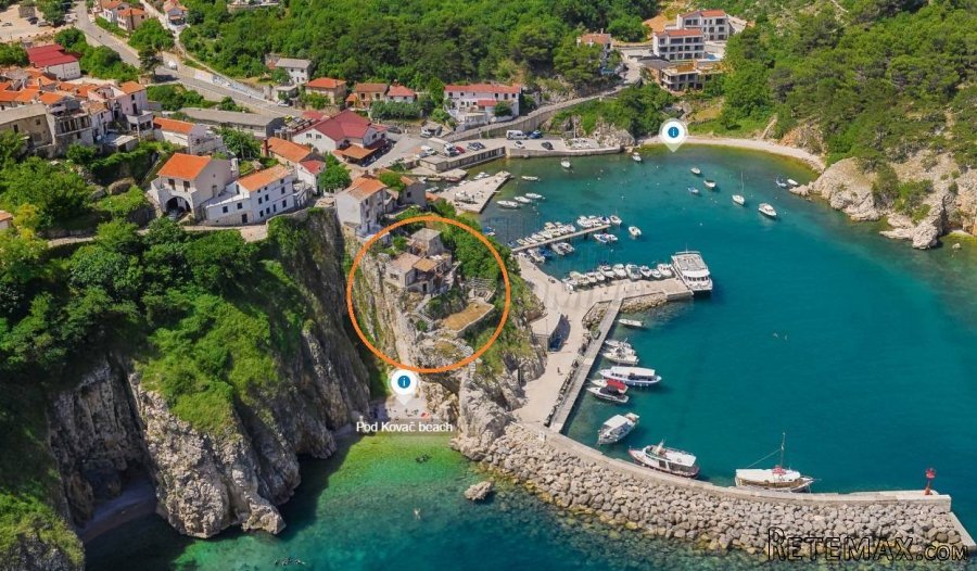 Kamena vila na stijeni iznad mora sa otvorenim pogledom na..