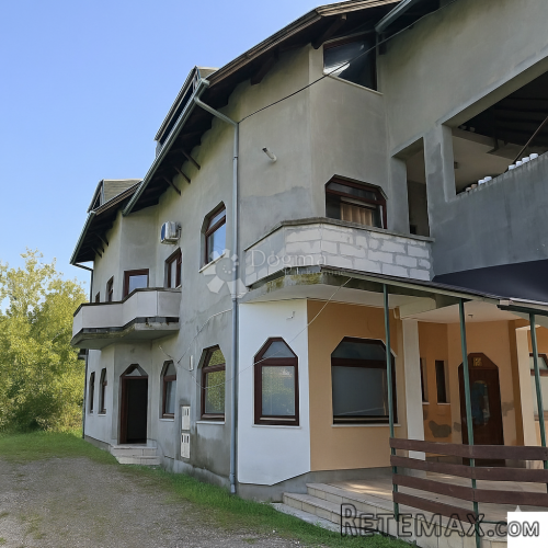 Investicijska kuća s okućnicom u centru Harmice - 2