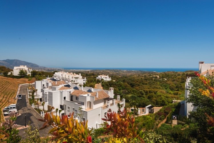 Large apartments in a peaceful location near Elviria Beach.. - 2