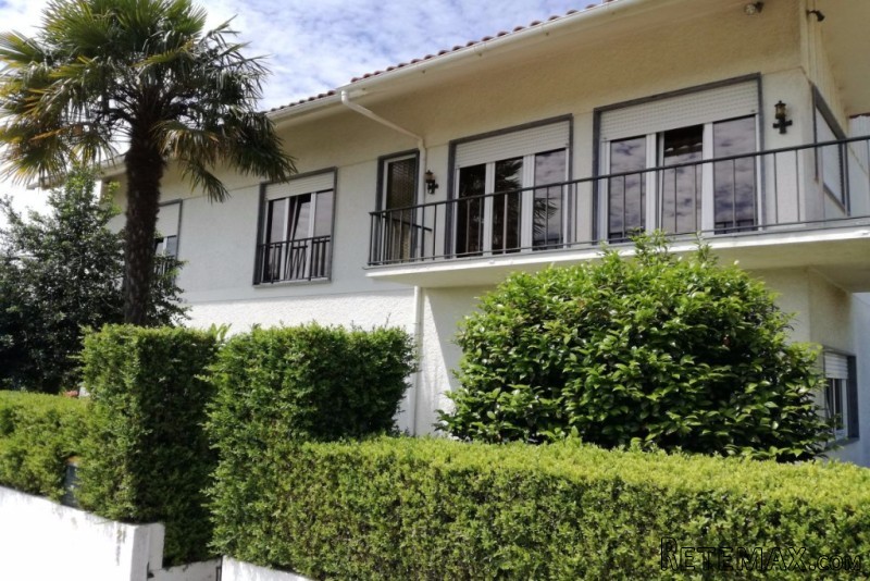 5 Bedroom Property With Swimming Pool.. - 2