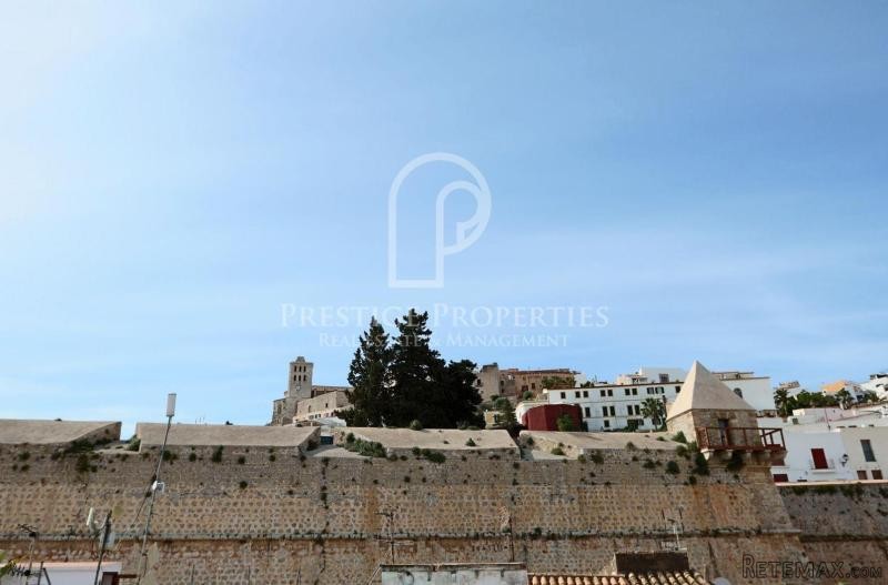 Beautiful and bright reformed apartment..