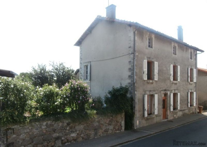 EC0766al Spacious Village house ideal..