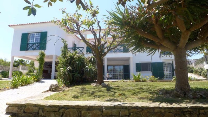 Beautiful 4 bedroom house with lagoon..