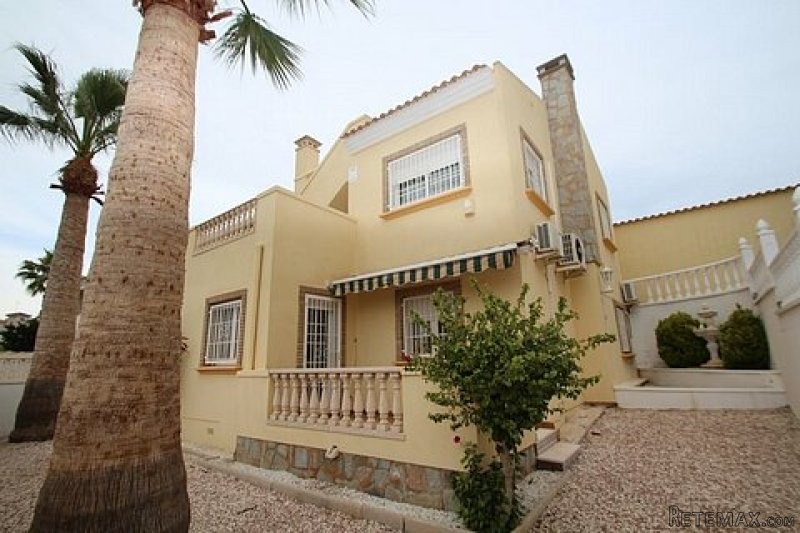 * 3 BED DETACHED VILLA WITH PRIVATE..