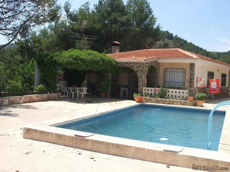 5 bedroom villa with pool in Alcoy..