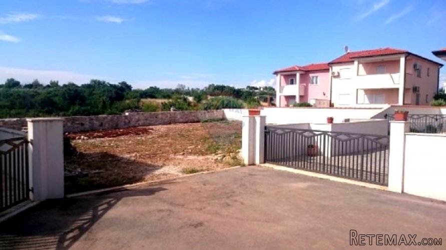 MODERNA PRIZEMNICA SA BAZENOM, 4KM OD MORA - 4