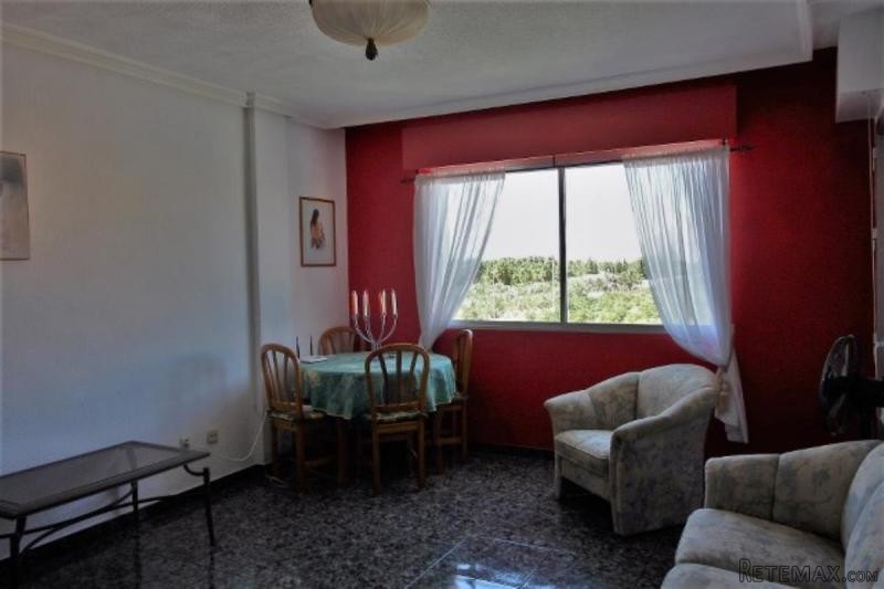 Spacious 3 bedroom top floor apartment.. - 2