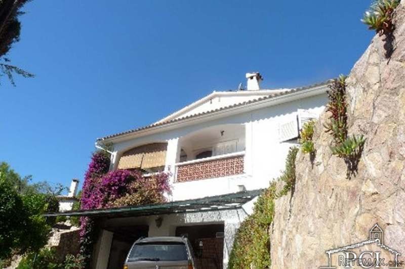 Detached house with lovely sea views..