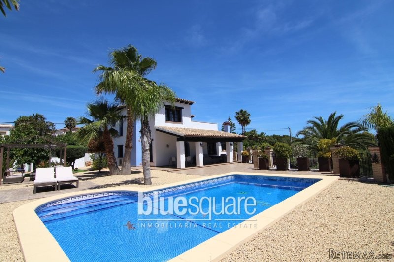 Luxury 5-bedroom villa in a quiet area