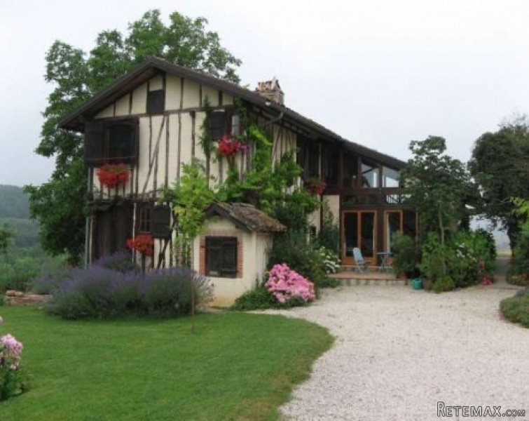 Charming hilltop cottage set in 4..