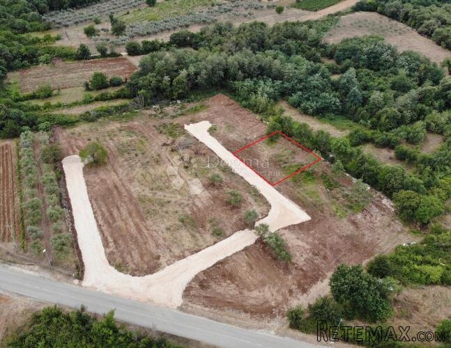 Atraktivno zemljište 6 kilometra od mora, Brtonigla