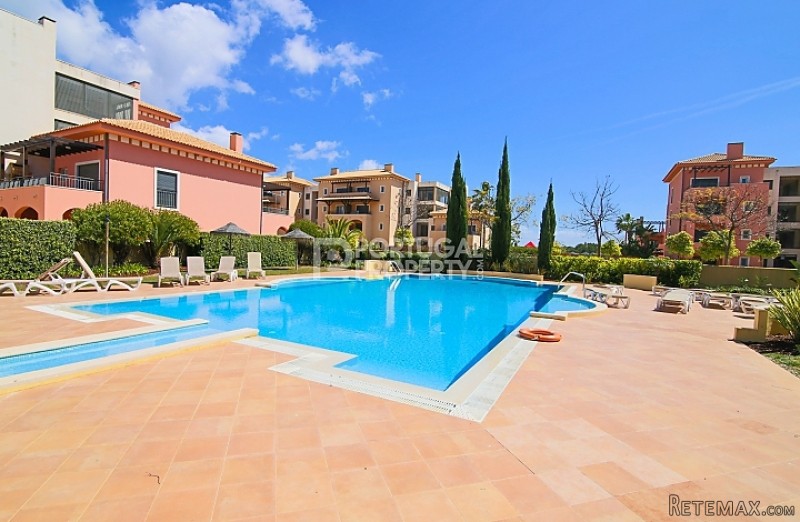 Modern 2 Bed Top floor apartment near..