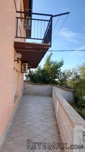 Prodaja, Ližnjan , kuća u nizu sa tri apartmana.